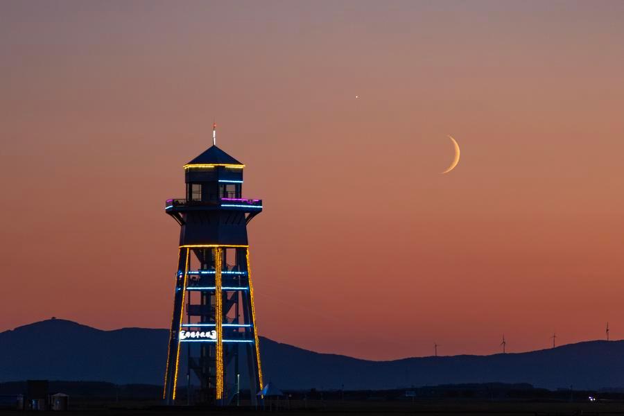 Foto yang diambil pada 14 September 2026 ini menunjukkan kemunculan planet Zuhrah di sebelah bulan di langit bandar Jiamusi, provinsi Heilongjiang, timur laut China. (Foto oleh Chen Zhiguo/Xinhua)