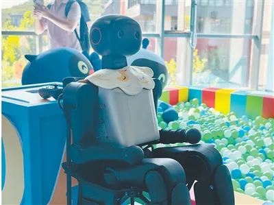 Robot duduk di ‘tadika robot’. (Foto oleh Liu Faiwei/People's Daily)