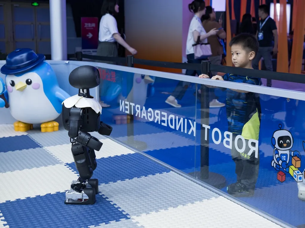 ‘Tadika robot’ diperkenalkan pada Sidang Kemuncak Usahawan Global HICOOL. (Foto oleh Hou Yu/China News Agency)