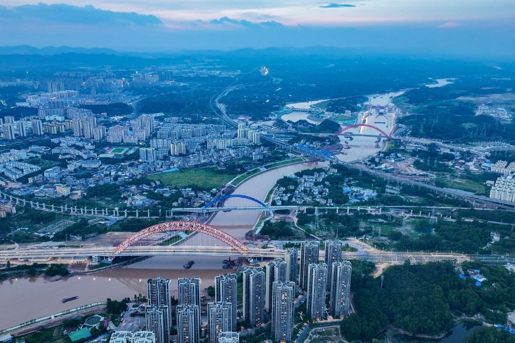 Foto dron bertarikh 19 Ogos ini memperlihatkan Terusan Pinglu melalui bandar Qinzhou di wilayah Guangxi. (Xinhua/Cao Yiming) 