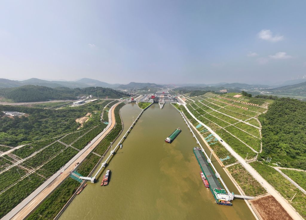 Foto dron bertarikh 12 Ogos ini memperlihatkan sebuah kapal ujian menuju ke hab Madao di Terusan Pinglu. (Xinhua/Zhou Hua)