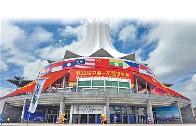 Foto ini menunjukkan Pusat Konvensyen dan Pameran Antarabangsa Guangxi Nanning,venue utama CAEXPO ke-22. (People's Daily/Chen Xirui) 