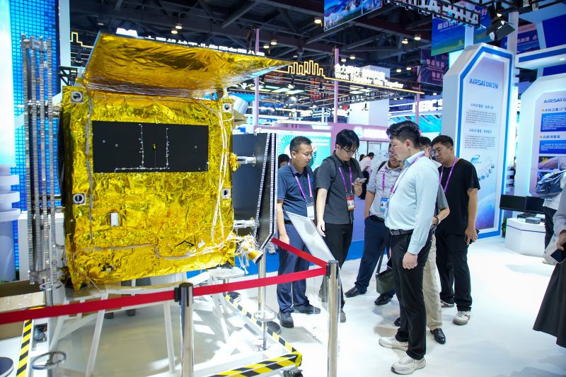 Pelawat melihat model satelit AIRSAT-05. (foto/VCG)