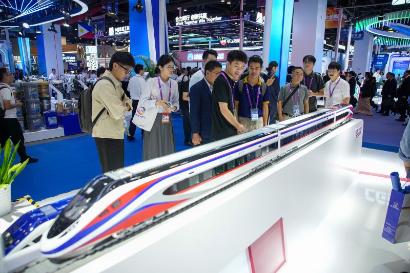 Pelawat melihat model EMU kelajuan tinggi “Lancang” untuk Rel China-Laos. (foto/VCG)