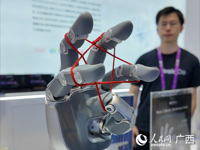 Lengan robotik pintar dengan mahirnya membuat corak bintang lima bucu. Foto oleh Lei Qijun, People's Daily Online