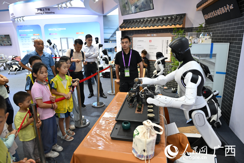 Robot pintar sedang membuat teh kung fu. Foto oleh Lei Qijun, People's Daily Online