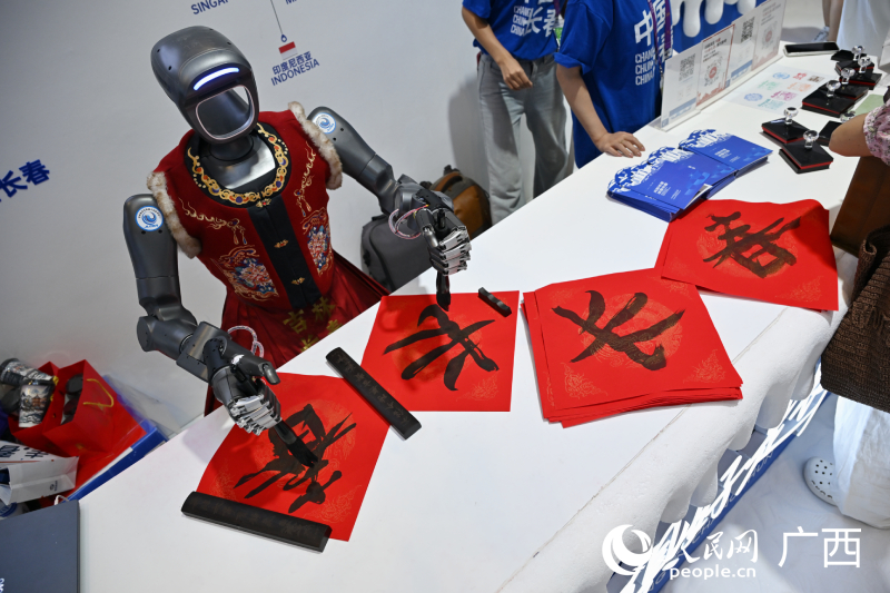 Coretan robot kaligrafi ini mengalir seperti awan dan air. Foto oleh Lei Qijun, People's Daily Online