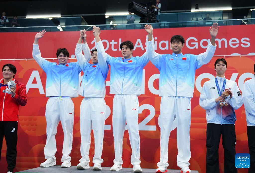 Pemenang pingat emas Xu Haibo, Fei Liwei, Pan Zhanle dan Zhang Zhanshuo (kiri ke kanan) dari China merayakan kejayaan pada majlis penyampaian pingat final 4x200m gaya bebas berganti-ganti lelaki Sukan Asia ke-20 Aichi-Nagoya 2026 di Tokyo, Jepun, 21 September. (Xinhua/Chen Zeguo)