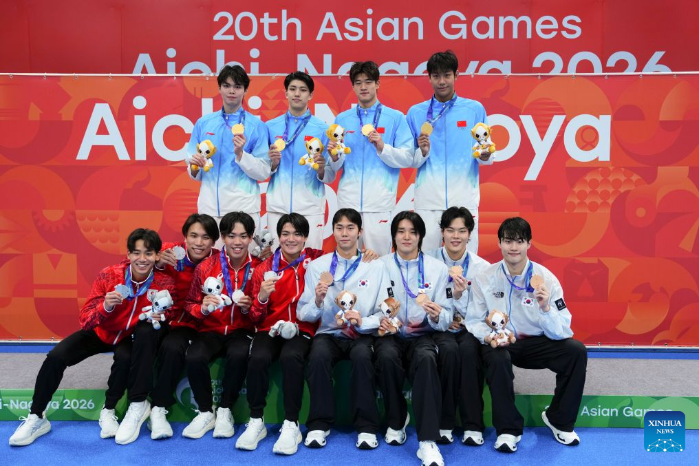 Pasukan China pemenang pingat emas (atas), pasukan Jepun pemenang pingat perak (bawah) dan pasukan Korea Selatan pemenang pingat gangsa, bergambar pada majlis penyampaian pingat final 4x200m gaya bebas berganti-ganti lelaki Sukan Asia ke-20 Aichi-Nagoya 2026 di Tokyo, Jepun, 21 September. (Xinhua/Chen Zeguo)