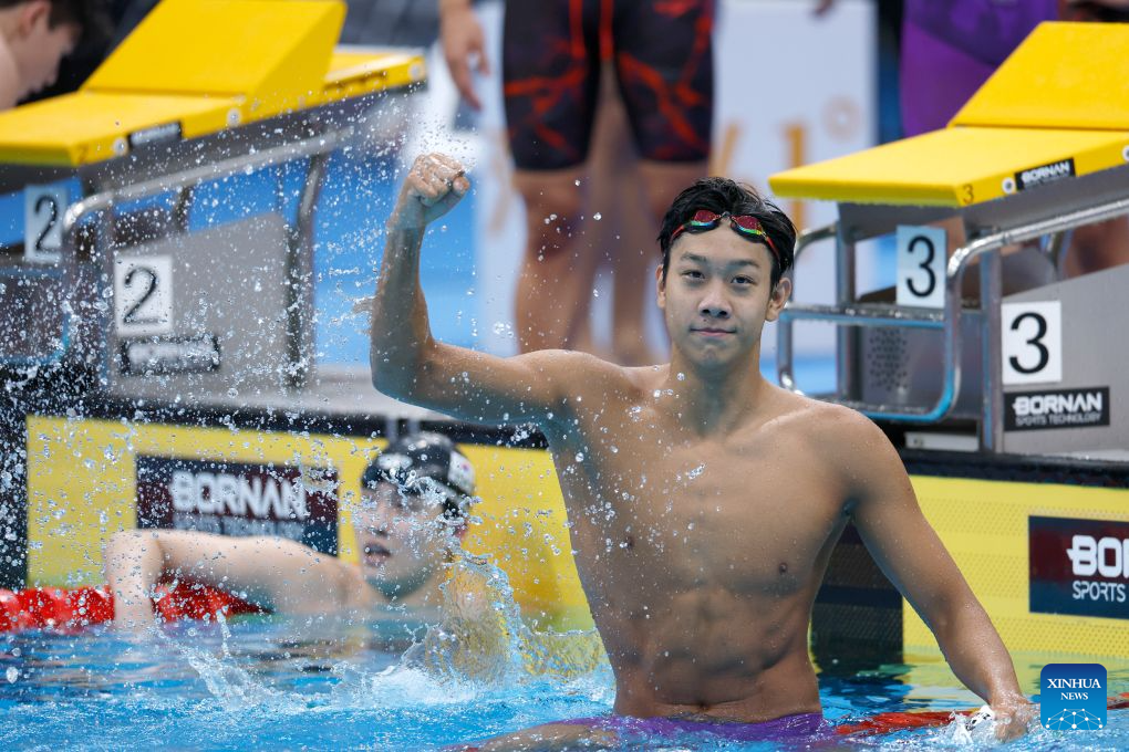 Zhang Zhanshuio dari China merayakan kejayaan selepas memenangi final 4x200m gaya bebas berganti-ganti lelaki Sukan Asia ke-20 Aichi-Nagoya 2026 di Tokyo, Jepun, 21 September. (Xinhua/Wu Zhizun)