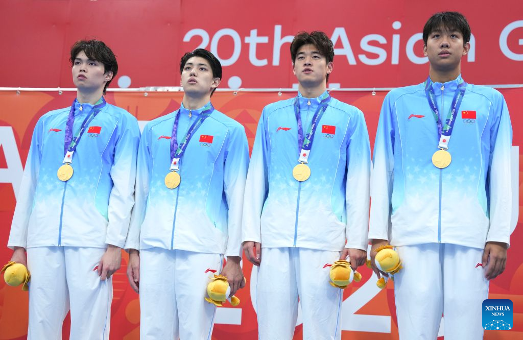 Pemenang pingat emas Xu Haibo, Fei Liwei, Pan Zhanle dan Zhang Zhanshuo (kiri ke kanan) dari China merayakan kejayaan pada majlis penyampaian pingat final 4x200m gaya bebas berganti-ganti lelaki Sukan Asia ke-20 Aichi-Nagoya 2026 di Tokyo, Jepun, 21 September. (Xinhua/Chen Zeguo)
