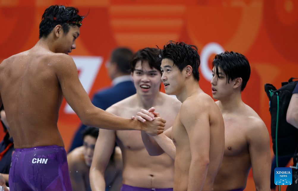 Zhang Zhanshuio dari China merayakan kejayaan selepas memenangi final 4x200m gaya bebas berganti-ganti lelaki Sukan Asia ke-20 Aichi-Nagoya 2026 di Tokyo, Jepun, 21 September. (Xinhua/Wu Zhizun)