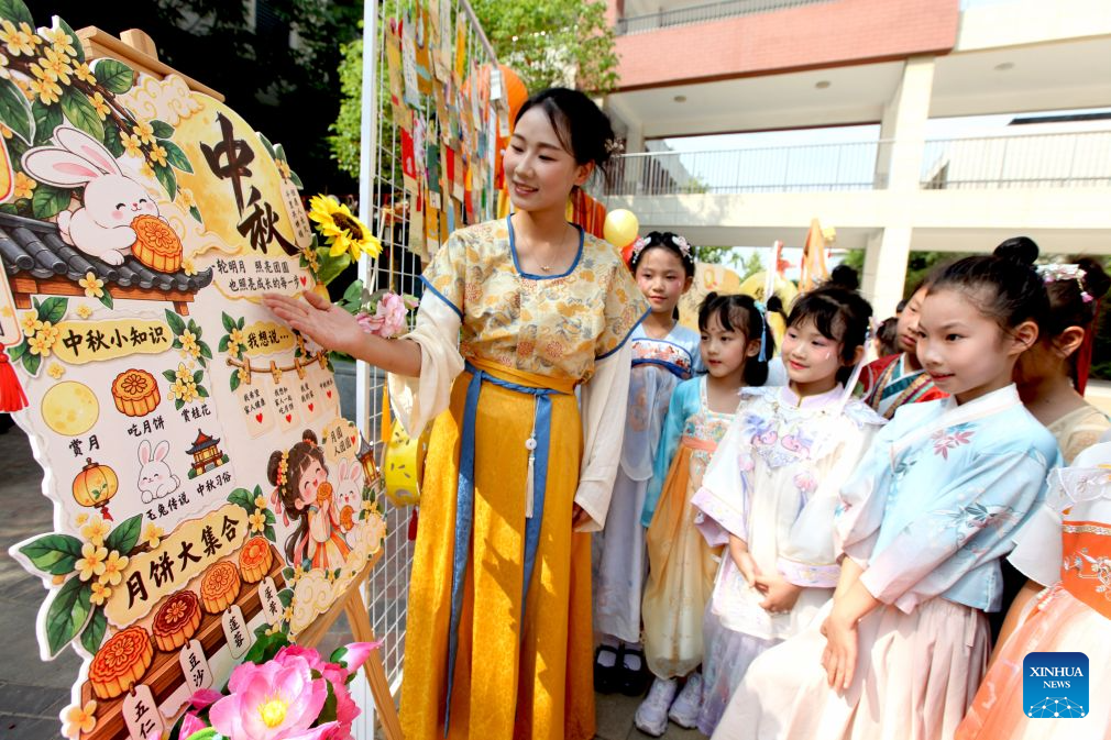 Seorang guru menyampaikan pengetahuan tentang Pesta Kuih Bulan kepada pelajar di Xuzhou, provinsi Jiangsu, timur China, 23 September 2026. (Kuai Chuang/Xinhua)