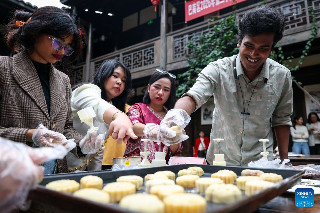 Pelajar antarabangsa membuat kuih bulan di pekan purba Fengsheng, Chongqing, barat daya China, 23 September 2026. (Huang Wei/Xinhua) 