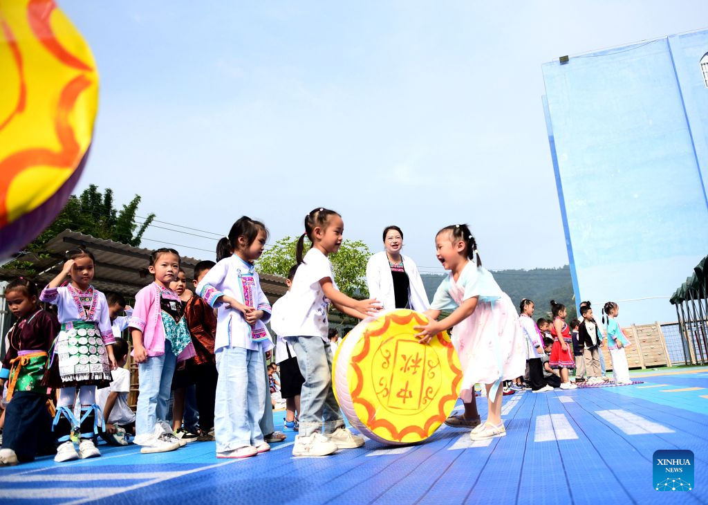 Kanak-kanak menyertai acara permainan sempena Pesta Kuih Bulan yang menjelang tiba, di sebuah tadika di kawasan autonomi Miao dan Dong Qiandongnan, provinsi Guizhou, barat daya China, 23 September 2026. (Shi Honghui/Xinhua)