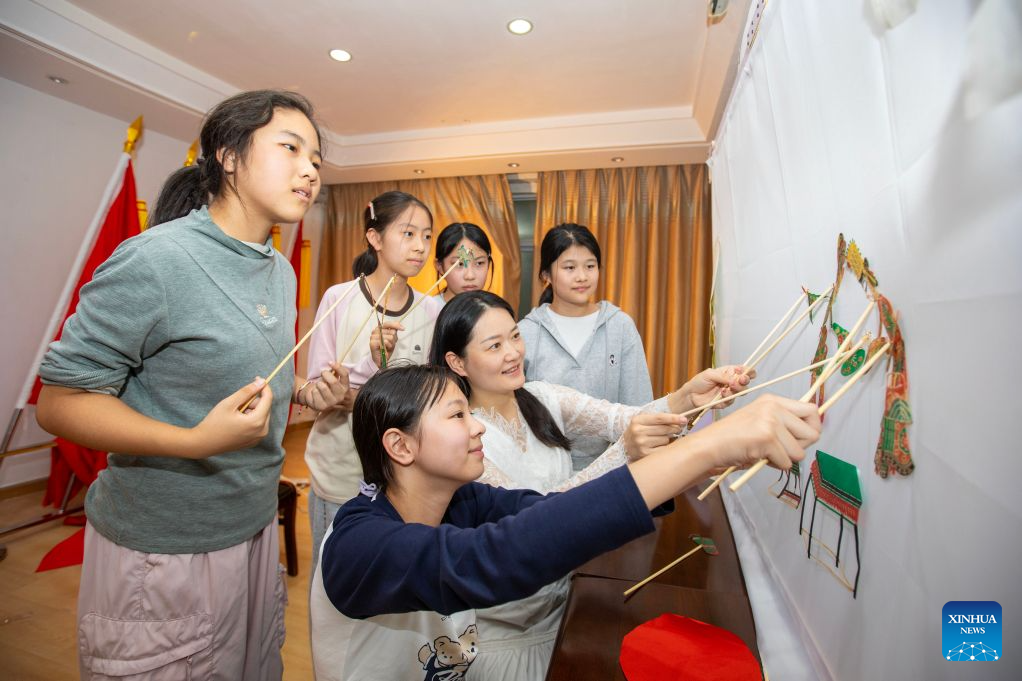 Pelajar belajar tentang wayang kulit pada satu acara sempena Pesta Kuih Bulan yang menjelang tiba, di Xiangyang, provinsi Hubei, tengah China, 23 September 2026. (Li Xuhui/Xinhua)