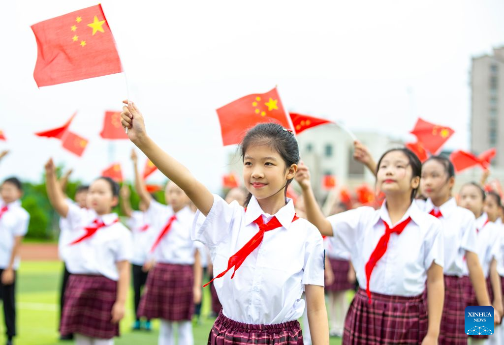 Pelajar menghadiri aktiviti sambutan Hari Kebangsaan di daerah Tongzhou, Nantong, provinsi Jiangsu, timur China, 29 September 2026. Pelbagai aktiviti dianjurkan di merata negara sempena Hari Kebangsaan yang menjelang tiba. (Zhai Huiyong/Xinhua)
