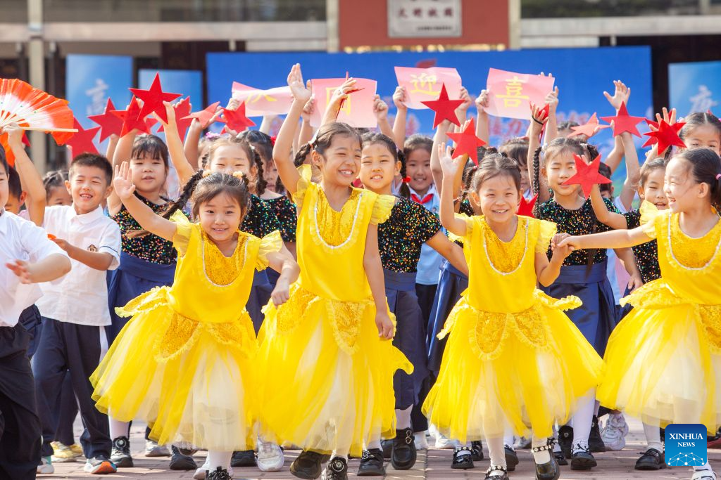 Pelajar menghadiri aktiviti sambutan Hari Kebangsaan di kaunti Gaoqing, Zibo, provinsi Shandong, timur China, 29 September 2026. Pelbagai aktiviti dianjurkan di merata negara sempena Hari Kebangsaan yang menjelang tiba. (Zhang Weitang/Xinhua)