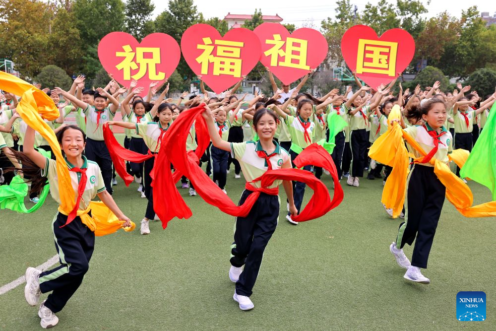 Pelajar mempersembahkan tarian sempena Hari Kebangsaan di daerah Shizhong, Zaozhuang, provinsi Shandong, timur China, 29 September 2026. Pelbagai aktiviti dianjurkan di merata negara sempena Hari Kebangsaan yang menjelang tiba. (Sun Zhongzhe/Xinhua)
