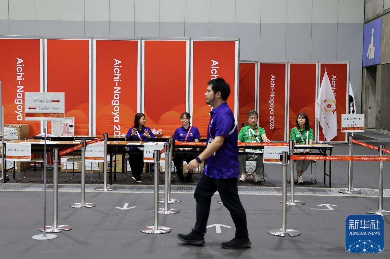 Kakitangan Sukan Asia Aichi-Nagoya 2026 bertugas di pusat media utama, 12 September 2026. (Xinhua)