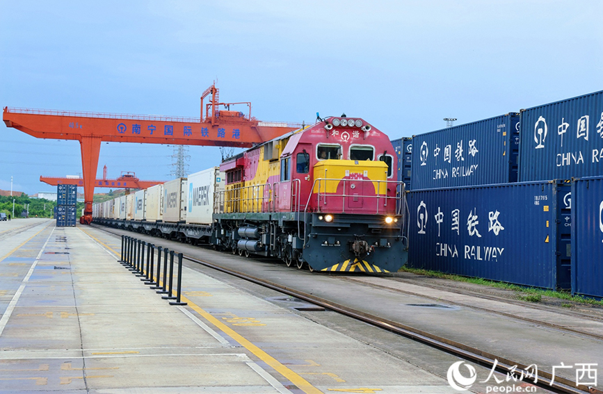 Sebuah tren muatan sejuk membawa buah-buahan dari ASEAN tiba di Nanning, wilayah autonomi zhuang Guangxi, selatan China. (People's Daily Online/Feng Xiaohui)