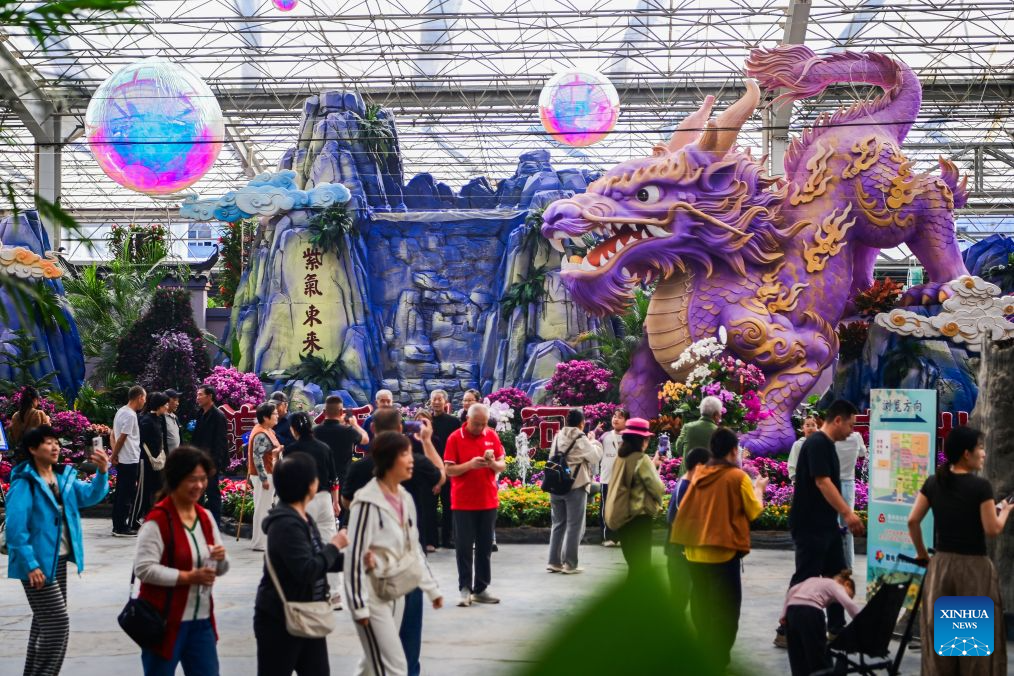 Orang ramai melawat sebuah ekspo dan pameran perdagangan bunga di bandar Qinzhou, provinsi Shandong, timur China, 7 Oktober 2026. (Foto oleh Wang Jilin/Xinhua)