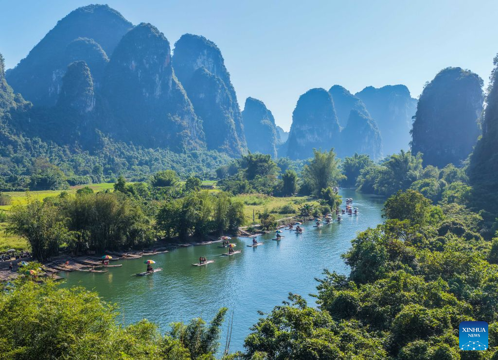 Foto dron ini menunjukkan pelancong menghayati keindahan pemandangan dari rakit di Sungai Yulong, kaunti Yangshuo, bandar Guilin, wilayah autonomi Zhuang Guangxi, selatan China, 7 Oktober 2026. (Foto oleh Jiang Keqing/Xinhua)