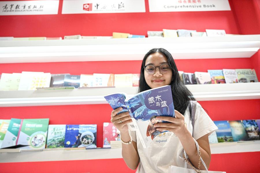 Elvina, seorang pelajar universiti di Jakarta, membaca sebuah buku bahasa Mandarin pada Pesta Buku Antarabangsa Indonesia 2026 di Jakarta, 30 September 2026. (Xinhua/Agung Kuncahya B.)