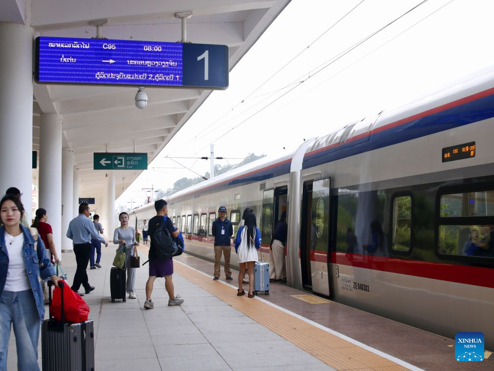 Penumpang menaiki kereta api C95 di Stesen Boten di Luang Namtha, Laos, pada 28 September 2026. (Foto oleh Wang Yuping/Xinhua)