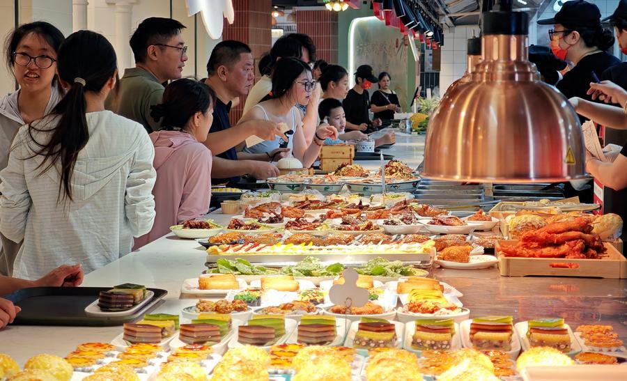 Foto yang diambil dengan telefon pada 1 Oktober 2026 ini menunjukkan pelancong di sebuah warung teh di Haikou, provinsi Hainan, selatan China. (Xinhua/Guo Cheng)