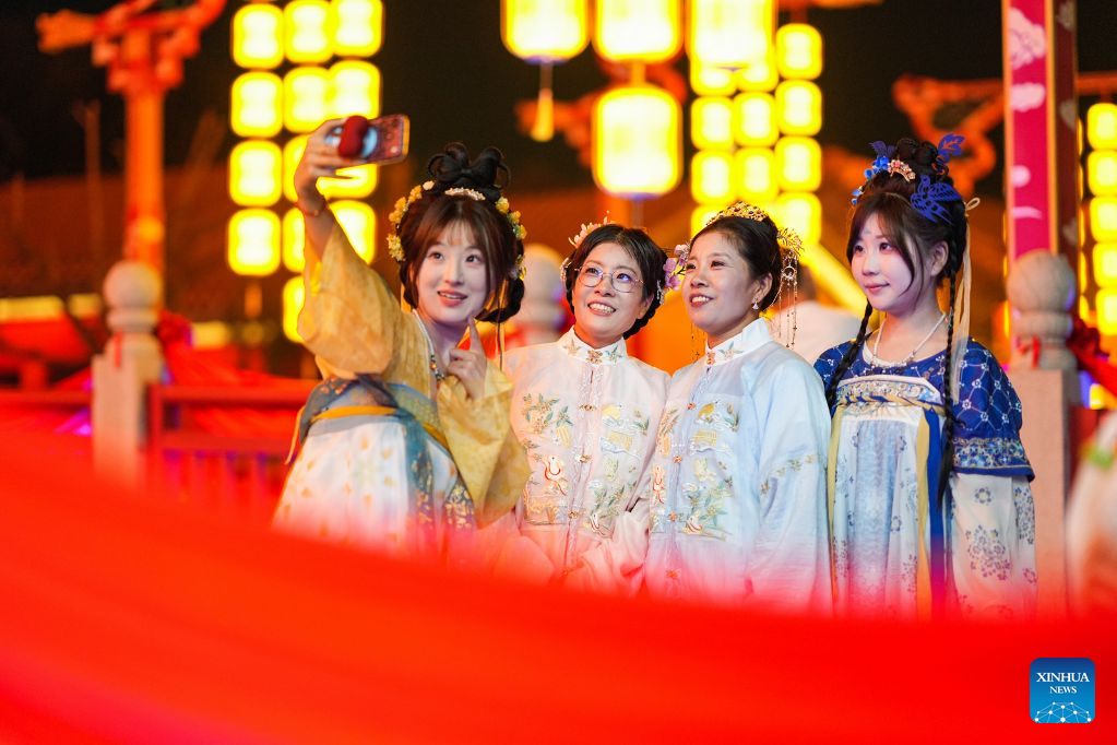 Pengunjung bergambar di Akropolis Timur di Kawasan Baharu Binhai, Tianjin, utara China, 11 Oktober 2026. (Foto oleh Du Penghui/Xinhua)