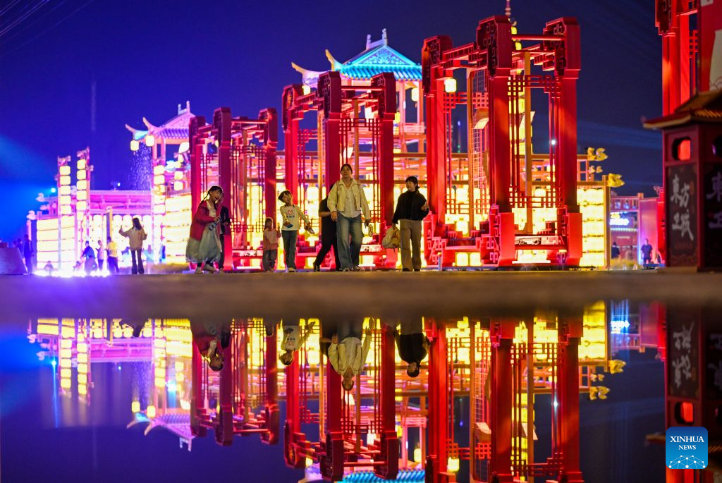 Pengunjung melawat Akropolis Timur di Kawasan Baharu Binhai, Tianjin, utara China, 11 Oktober 2026. (Foto oleh Zhao Zishuo/Xinhua)