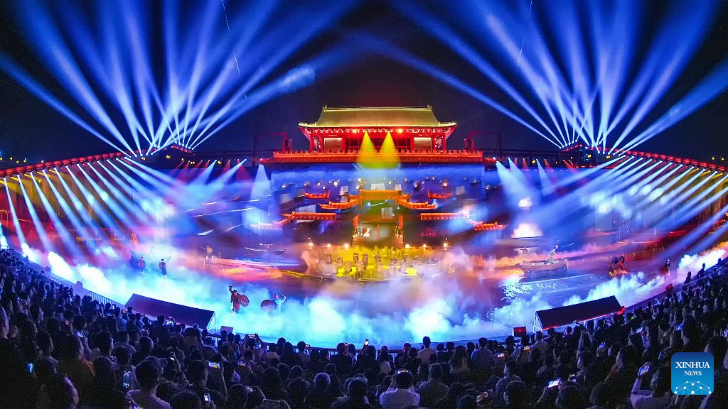 Pengunjung menonton satu persembahan di Akropolis Timur di Kawasan Baharu Binhai, Tianjin, utara China, 11 Oktober 2026. (Foto oleh Du Penghui/Xinhua)
