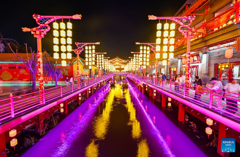 Pelancong menaiki bot persiaran di Akropolis Timur di Kawasan Baharu Binhai, Tianjin, utara China, 11 Oktober 2026. (Foto oleh Zhao Zishuo/Xinhua)