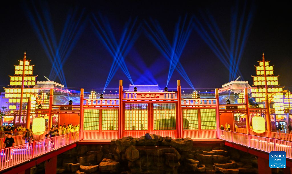 Foto pada 11 Oktober 2026 ini memaparkan pemandangan malam Akropolis Timur di Kawasan Baharu Binhai, Tianjin, utara China. (Foto oleh Zhao Zishuo/Xinhua)