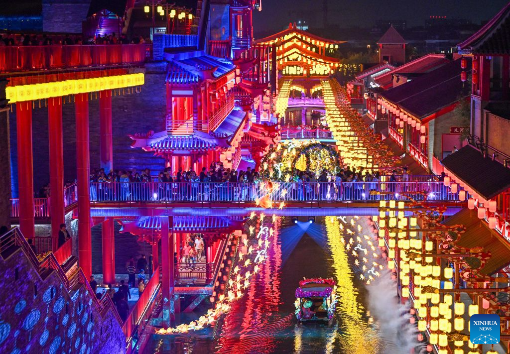 Pengunjung melawat Akropolis Timur di Kawasan Baharu Binhai, Tianjin, utara China, 11 Oktober 2026. (Foto oleh Zhao Zishuo/Xinhua)