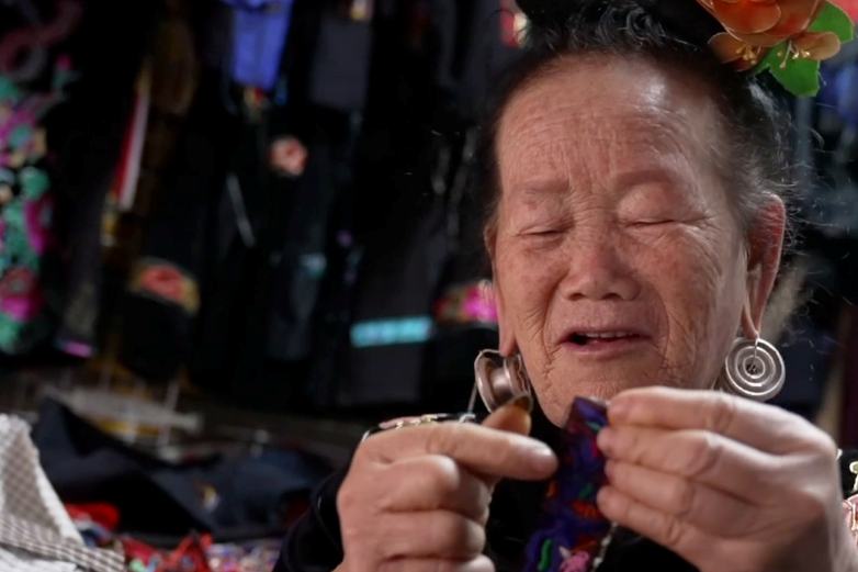 Nenek Peragakan Sulaman Miao di Pentas Dunia