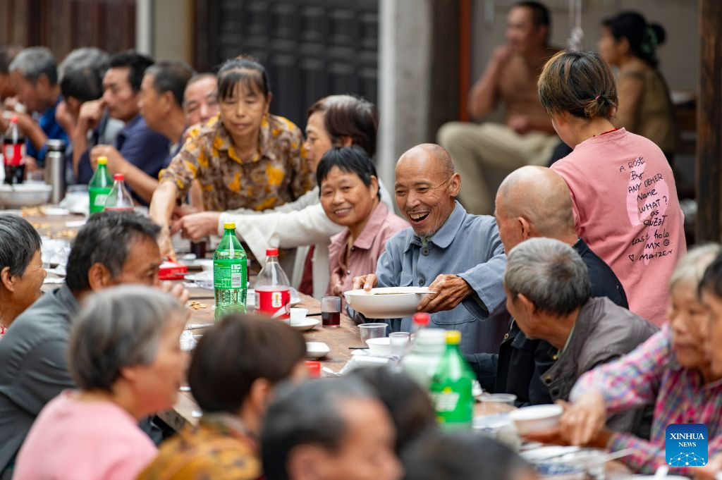 Warga emas menghadiri satu jamuan meja panjang di kampung Yanggang, Lanxi, provinsi Zhejiang, timur China, 15 Oktober 2026. (Foto oleh Hu Xiaofei/Xinhua)