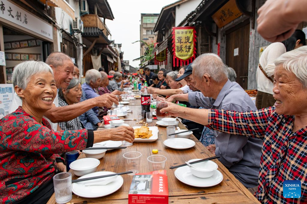 Warga emas menghadiri satu jamuan meja panjang di kampung Yanggang, Lanxi, provinsi Zhejiang, timur China, 15 Oktober 2026. (Foto oleh Hu Xiaofei/Xinhua)