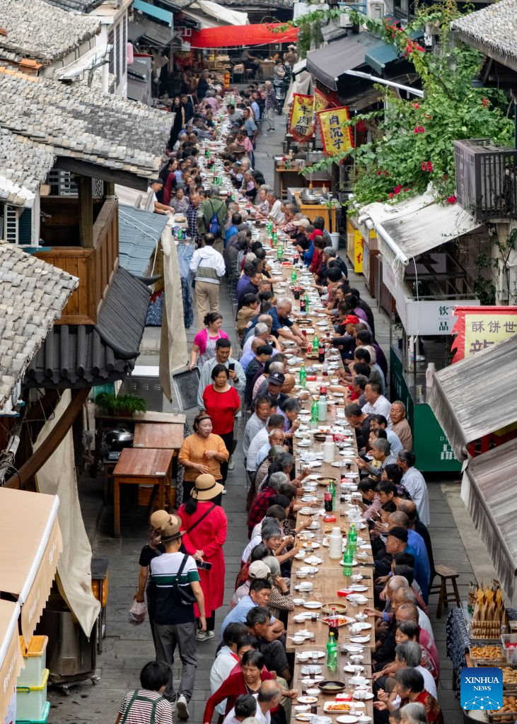 Foto dron yang diambil pada 15 Oktober 2026 ini menunjukkan pemandangan satu jamuan meja panjang bagi meraikan warga emas di Yanggang, Lanxi, provinsi Zhejiang, timur China. (Foto oleh Hu Xiaofei/Xinhua)