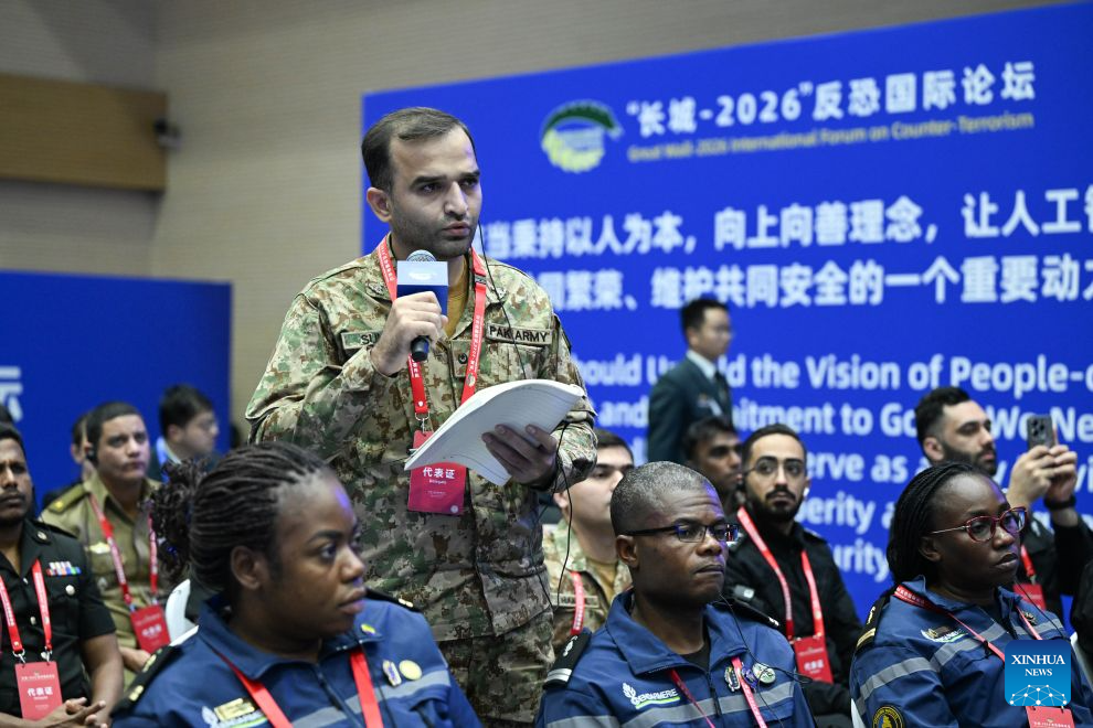 Seorang peserta bercakap pada Forum Antikeganasan Antarabangsa Great Wall-2026 di Beijing, ibu negara China, 14 Oktober 2026. (Foto oleh Ze Fangningchen/Xinhua)