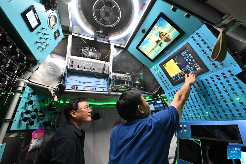 Pemandu, Tang Jialing (kanan) memeriksa modul penyelam laut dalam berpenumpang Jiaolong pada 15 Oktober 2026. (Xinhua/Li Xin)