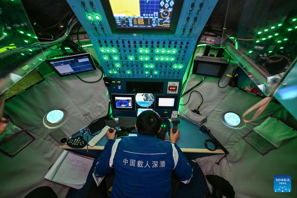 Pemandu, Tang Jialing mengendalikan modul penyelam laut dalam berpenumpang Jiaolong pada 15 Oktober 2026. (Xinhua/Li Xin)