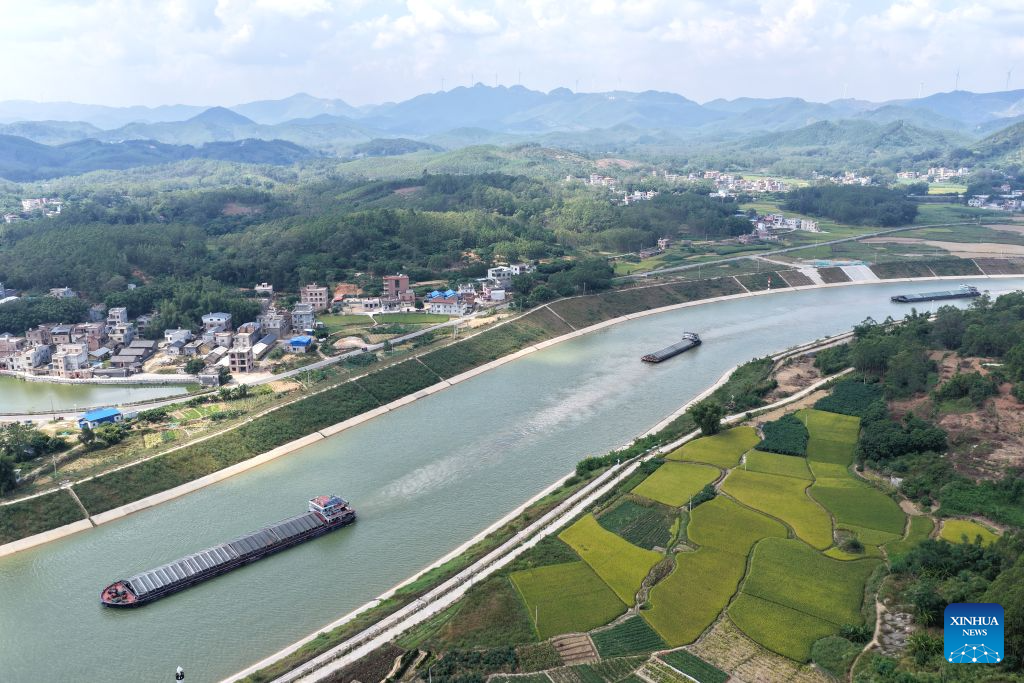 Foto dron bertarikh 21 Oktober 2026 menunjukkan kapal kargo belayar melalui hab Madao di Terusan Pinglu, wilayah autonomi Zhuang Guangxi, selatan China. (Xinhua/Zhou Hua)