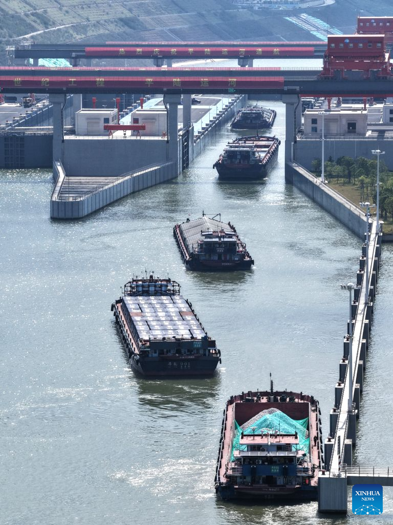 Foto dron bertarikh 21 Oktober 2026 menunjukkan kapal kargo belayar melalui hab Madao di Terusan Pinglu, wilayah autonomi Zhuang Guangxi, selatan China. (Xinhua/Zhou Hua)
