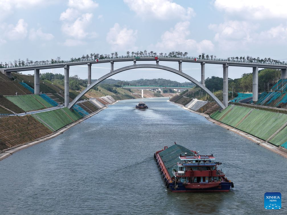 Foto dron bertarikh 21 Oktober 2026 menunjukkan kapal kargo belayar melalui jambatan koridor khas hidupan liar di Terusan Pinglu, wilayah autonomi Zhuang Guangxi, selatan China. (Xinhua/Zhou Hua)