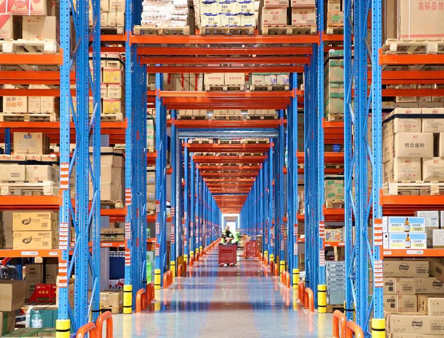 Seorang kakitangan memindahkan barang semasa festival beli-belah “11.11” di sebuah taman logistik di Nanyang, ibu provinsi Henan, tengah China, 11 November 2025. (Foto oleh Gao Song/Xinhua)