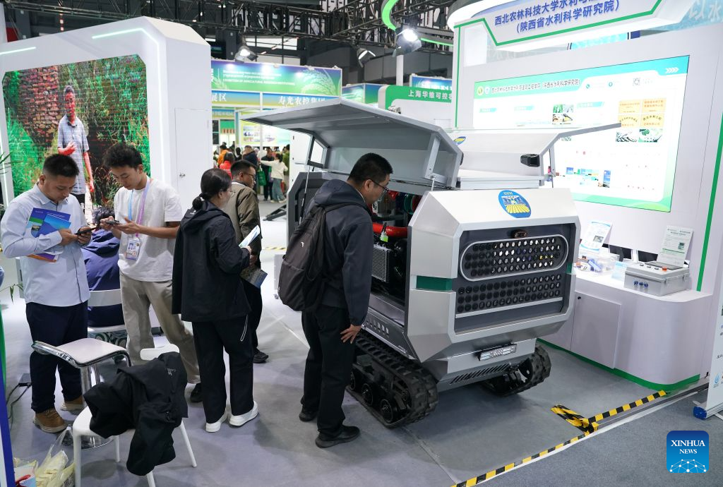Pelawat melihat sebuah robot pengairan pintar pada Pameran Teknologi Tinggi Pertanian Yangling ke-33 di provinsi Shaanxi, barat laut China, 25 Oktober 2026. (Xinhua/Shao Rui)