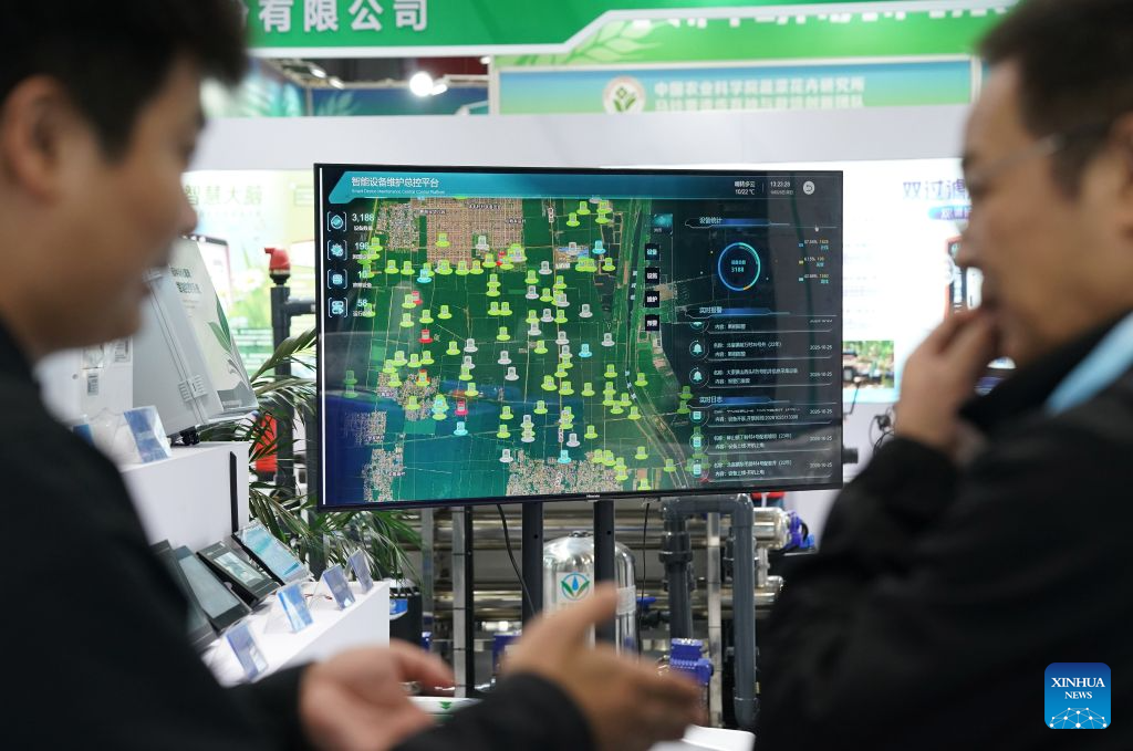 Seorang pelawat mengikuti penjelasan tentang sebuah platform Internet Benda pada Pameran Teknologi Tinggi Pertanian Yangling ke-33 di provinsi Shaanxi, barat laut China, 25 Oktober 2026. (Xinhua/Shao Rui)