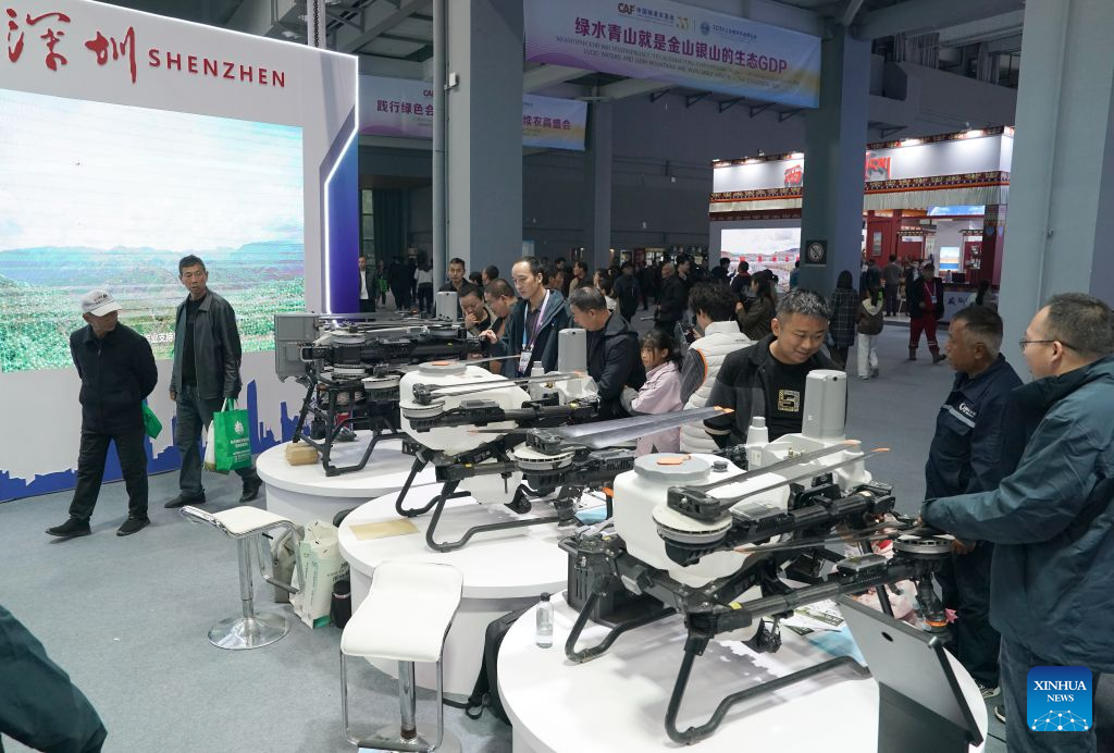 Pelawat melihat dron pertanian pada Pameran Teknologi Tinggi Pertanian Yangling ke-33 di provinsi Shaanxi, barat laut China, 25 Oktober 2026. (Xinhua/Shao Rui)